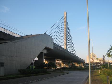 Pont de Santo Amaro / Station de métro Santo Amaro