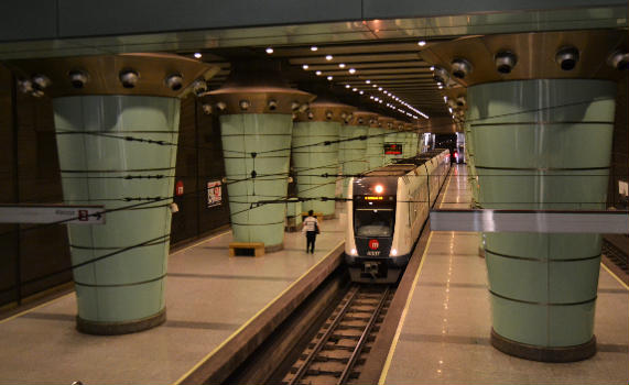 Avinguda del Cid Metro Station