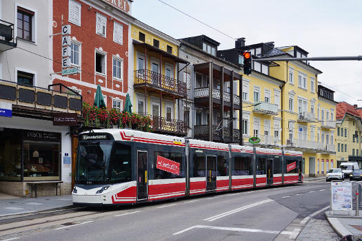 ET121 der Traunseetram in der Hst. Franz-Josef-Platz auf der Fahrt nach Gmunden Bahnhof