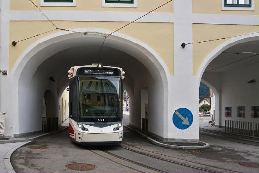 ET127 der Traunseebahn auf der Fahrt nach Gmunden Bahnhof durchfährt das Trauntor