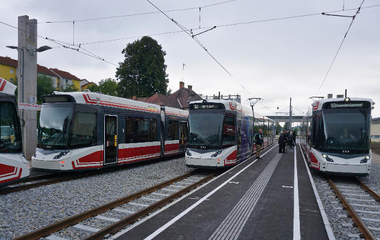 Bahnen im Bahnhof Gmunden Engelhof:ET131 (auf Bahnsteig 1 abgestellt), ET127 (auf Bahnsteig 2 in Richtung Vorchdorf), ET121 (auf Bahnsteig 3 in Richtung Gmunden Bahnhof) der Traunseebahn im Bhf. Gmunden Engelhof