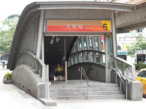 Metrobahnhof Daan (Rote Linie)