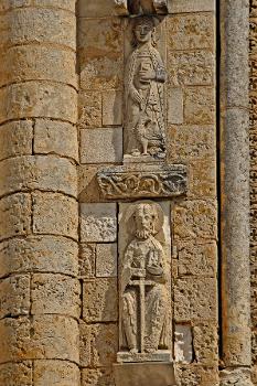 Saint-Jouin-de-Marnes, Die Heiligen Jovinus und Johannes flankieren das Mittelfenster