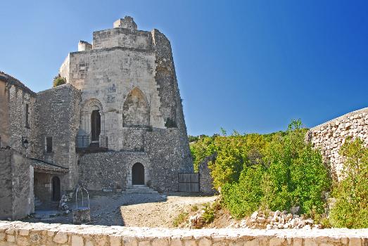 Chateau de Simiane-la-Rotonde : Burghof und Donjon von SO