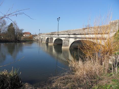 Faverney (Haute-Saône) - Pont des Bénédictins sur la rivière "La Lanterne". Vue aval à la rivière