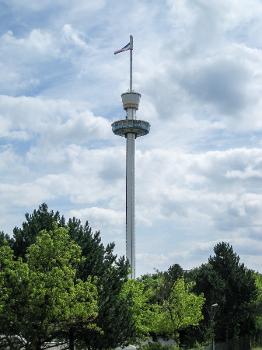 Der Holsteinturm im Hansa-Park in Sierksdorf Schleswig-Holstein, Deutschland:Erbaut 1988 von Huss Rides (Bremen). Der Turm ist ein 100 Meter hoher Gyro-Tower. Aufgenommen von der Fußgängerbrücke vor dem Eingangsbereich zum Hansa-Park