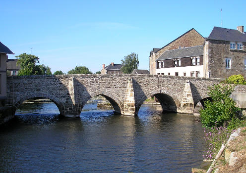 Le pont de 1613 entre Poilley et Ducey (Normandie, France).