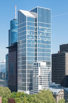 Frankfurt am Main, Taunusturm Bürohochhaus mit dem kleineren Wohnturm davor stehend, von Süden gesehen (April 2014).