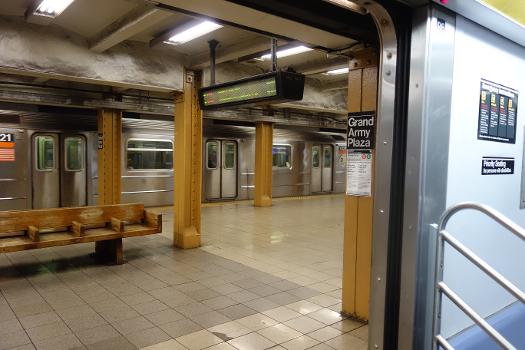 Grand Army Plaza station:Looking from a Flatbush Avenue-bound 2 train at the platform of the Grand Army Plaza station, under the north end of Prospect Park in Park Slope, Brooklyn.