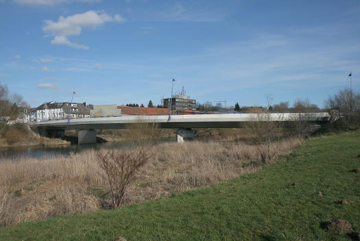 Ruhrbrücke Langschede in Fröndenberg/Ruhr, Unnaer Straße, Bundesstraße 233 : Erbaut im Jahr 1999, Balkenbrücke, Spannbeton.