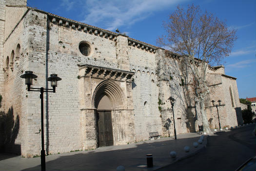 Église Saint-Paul - Portail d'entrée et mur de l'église romane.
