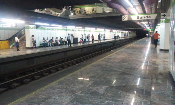 Metrobahnhof Fundadores