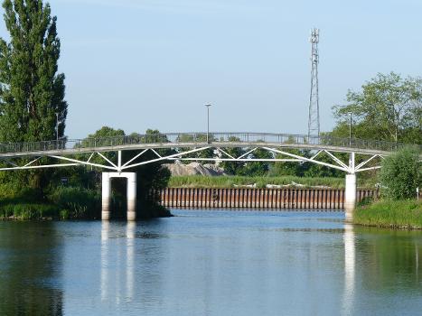 Fuß-und Radwegbrücke über die Einfahrt zum Winterhafen in Havelberg / Sachsen-Anhalt