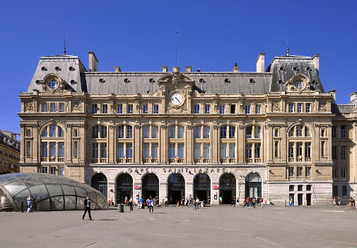 South facade of the railway station in 8th arrondissement,