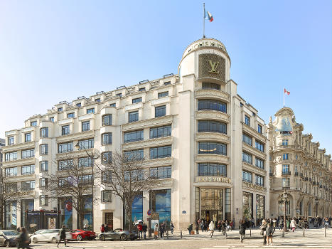 Louis Vuitton Maison Champs Élysées:À l'angle des avenues George V et Champs-Elysées, l'immeuble Louis Vuitton dispose de 3 600 m² de bureau, ainsi qu'une surface commerciale de 6 400 m².