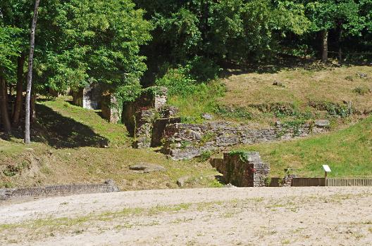 Amphithéâtre Gallo-Romain de Gennes (Maine-et-Loire):C'est un demi amphithéâtre adossé à la colline de Mazerolles au sud du bourg de Gennes.
Des fouilles récentes montrent que cet amphithéâtre construit à la fin du pemier siècle fut utilisé jusqu'au début du troisième siècle (comme l'indique les éléments mobiliers, monnaies et poteries, retrouvés). La cavea est uniquement constituée de la pente du coteau. 
Il reste des vestiges des parties basses, podium et mur d'enceinte de l'arène. 
Ici, grand mur à contreforts conduisant à l'entrée Est de l'arène. Il soutient la colline servant de cavea*.
; Cavea : Dans un amphithéâtre romain c'est la partie formée par les rangées de gradins où s'asseyaient les spectateurs.