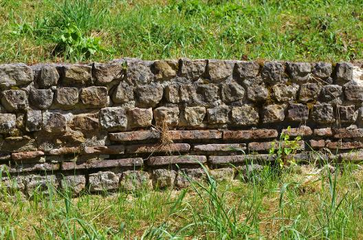 Amphithéâtre Gallo-Romain de Gennes (Maine-et-Loire) : Mur en "opus mixtum" (appareil mélangé).
L'opus mixtum alterne dans un mur de lits de moellons de pierres (opus vittatum) et de lits de briques (opus testaceum).