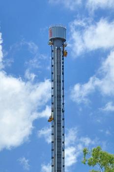 The Giant Drop and Tower of Terror II form the Dreamworld Tower : One of the Giant Drop gondalas can be seen plunging to the ground with the other gondala waiting at the top of the tower.