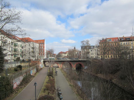 Brücke Gießerstraße in Leipzig-Lindenau; Denkmalbeschreibung: Brücke über den Karl-Heine-Kanal und Einfriedung (Naturstein)
