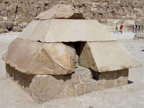 Rekonstruiertes Pyramidion an der Südostseite der Cheops-Pyramide auf dem Giseh-Plateau bei Kairo, Ägypten