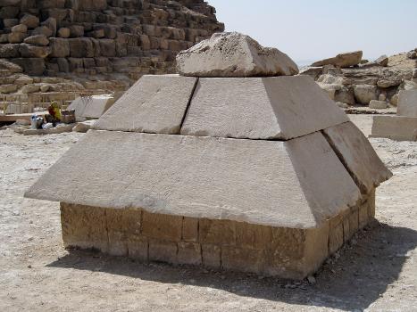 Rekonstruiertes Pyramidion an der Südostseite der Cheops-Pyramide auf dem Giseh-Plateau bei Kairo, Ägypten