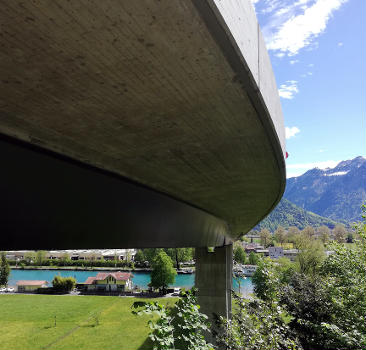 Ansicht der Unterseite vom Goldswil-Viadukt (mit Hohlkasten und Fahrbahnplatte und einem von insgesamt 9 Pfeilern).