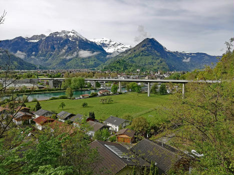 Goldswil-Viadukt aus Richtung Goldswil, Aussicht in Richtung Interlaken mit Aare, Goldswiler Quartier im Vordergrund, Rugen im Hintergrund