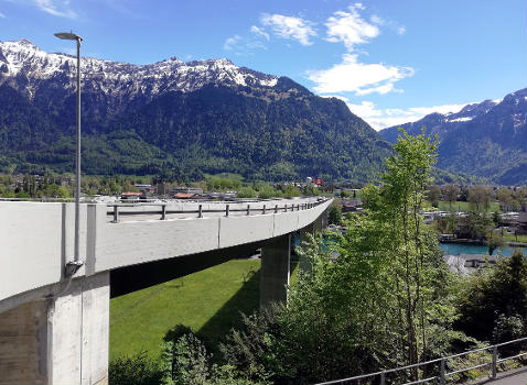 Goldswil-Viadukt mit Blick in Richtung Interlaken mit Aare und Schynige Platte im Hintergrund