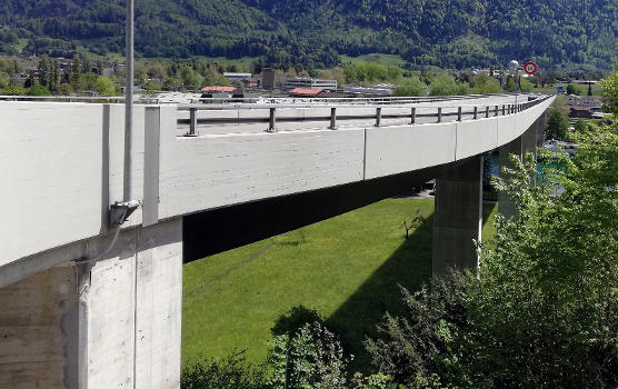 Goldswil-Viadukt mit Blick in Richtung Interlaken. Detailaufnahme äussere Brüstung.