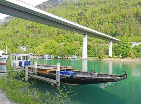 Goldswil-Viadukt mit Aare und Schiff im Vordergrund, sowie Hardergrat im Hintergrund.