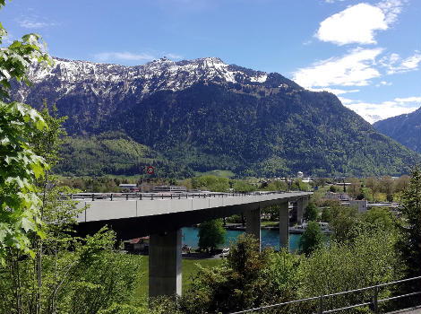 Goldswil-Viadukt mit Blick in Richtung Interlaken mit Aare und Schynige Platte im Hintergrund