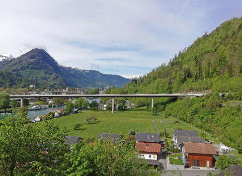 Goldswil-Viadukt Panorama mit Goldswil im Vordergrund un Interlaken und Rugen im Hintergrund 5