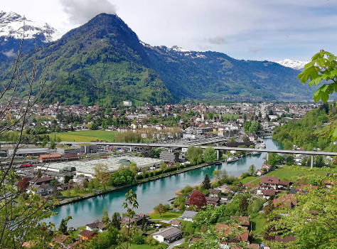 Goldswil-Viadukt: Panorama mit Goldswil und Aare im Vordergrund, sowie Interlaken mit Rugen im Hintergrund.