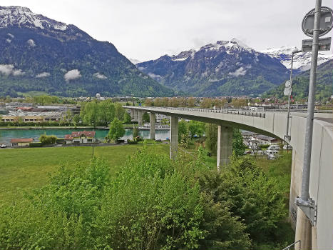 Goldswil-Viadukt Aussenseite mit Brüstung. Aufnahme vom Widerlager Nord aus in Richtung Interlaken.