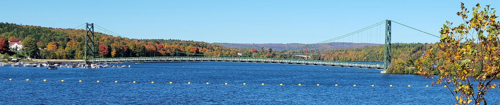 Pont suspendu en fer enjambant la rivière St-Maurice, en amont du barrage de Grand-Mère (Québec) à partir de la Pointe à Désaulniers.