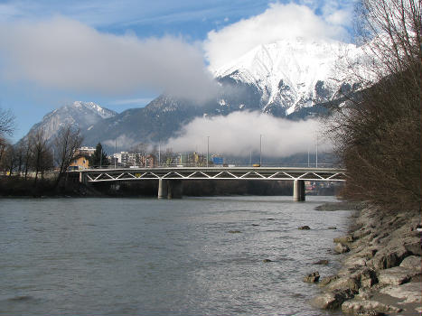 Innsbruck, Grenobler Brücke (Straßenbahn- und Fußgängerbrücke) von Südosten