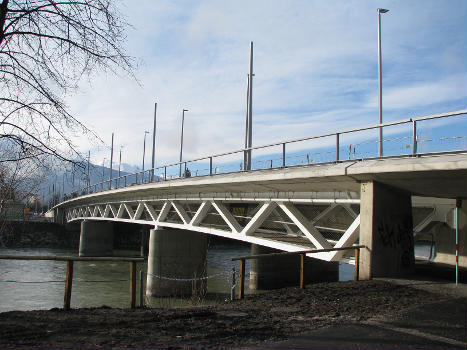 Innsbruck, Grenobler Brücke (Straßenbahn- und Fußgängerbrücke) von Südosten