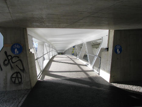 Innsbruck, Grenobler Brücke, Blick über die Fußgängerbrücke Richtung Reichenau