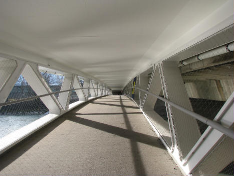 Innsbruck, Grenobler Brücke, Blick über die Fußgängerbrücke Richtung Reichenau