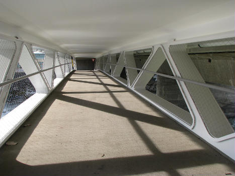 Innsbruck, Grenobler Brücke, Blick über die Fußgängerbrücke Richtung Reichenau