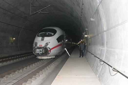 Ein ICE 3 steht, mit angelegten Notausstiegsleitern, während einer Rettungsübung im Günterscheidtunnel