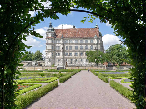 Schloss Güstrow vom Schlosspark aus