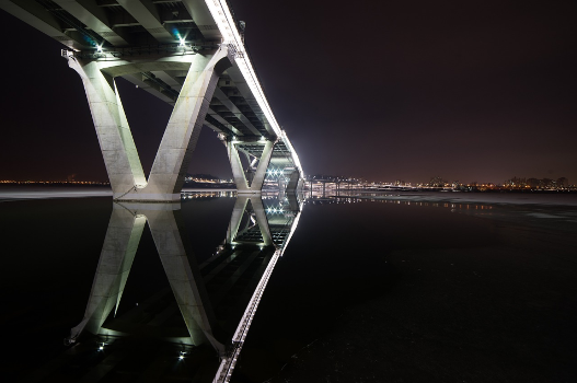 Guri–Amsa Bridge at night