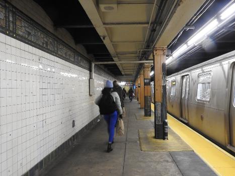Halsey Street Subway Station (Canarsie Line) : Looking west at fellow passengers from Manhattan