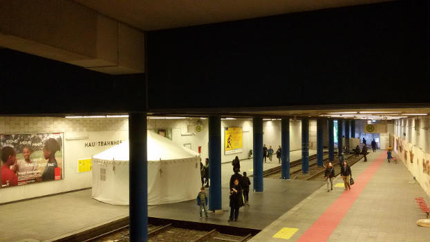 Auf dem Foto ist die ehemalige Straßenbahnunterführung unter dem Vorplatz des Kasseler Hauptbahnhofs zu sehen