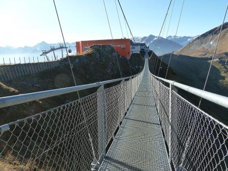 Die Hängebrücke von der Bergstation der Gasteiner Bergbahnen zum Gipfel des Stubnerkogels (2246 m)