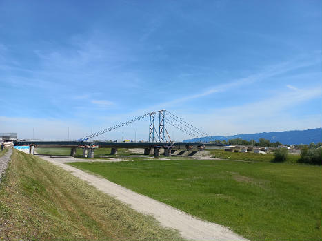 Rheinbrücke zwischen den Gemeinden Hard und Fußach in Vorarlberg, Österreich:Eine massive Rheinbrücke überquert hier den Alpenrhein seit weit über hundert Jahren und wurde zuletzt 2020/2021 neu gebaut.