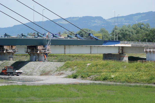 Rheinbrücke zwischen den Gemeinden Hard und Fußach in Vorarlberg, Österreich. Eine massive Rheinbrücke überquert hier den Alpenrhein seit weit über hundert Jahren und wurde zuletzt 2020/2021 neu gebaut.