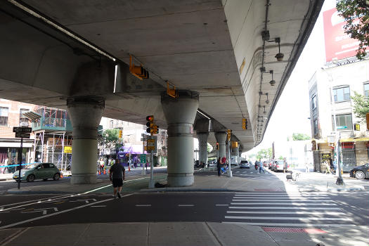 Brooklyn-Queens Expressway Connector Ramp at Williamsburg Bridge : Looking from LaGuardia Playground South at the elevated highway spur running from the Williamsburg Bridge to the Brooklyn-Queens Expressway, at Havemeyer Street and South 4th Street in Williamsburg, Brooklyn. The highway trestle looks very modern, wit a similar design to the rail line Note that the support columns are placed near the center of the crossbeam, as opposed to having a column underneath each highway direction.