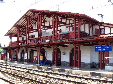 Hendaye, la gare des Deux Jumeaux-Ondarraitz côté voies.